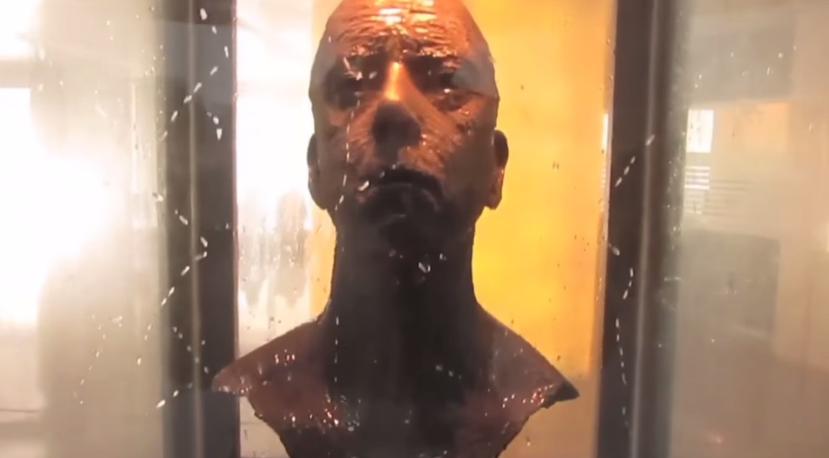 Μην κοιτάξετε στα μάτια του!