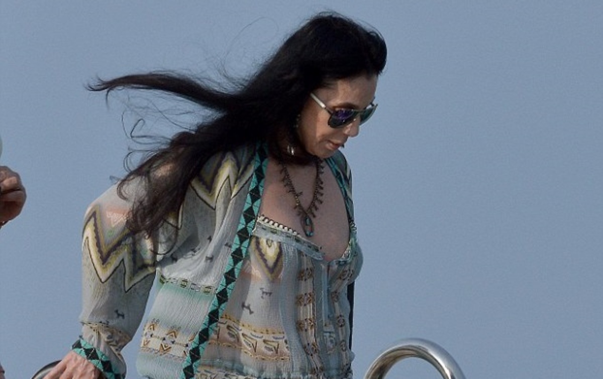 Cher: Η εμφάνισή της στο St Tropez μετά τις φήμες ότι αργοπεθαίνει