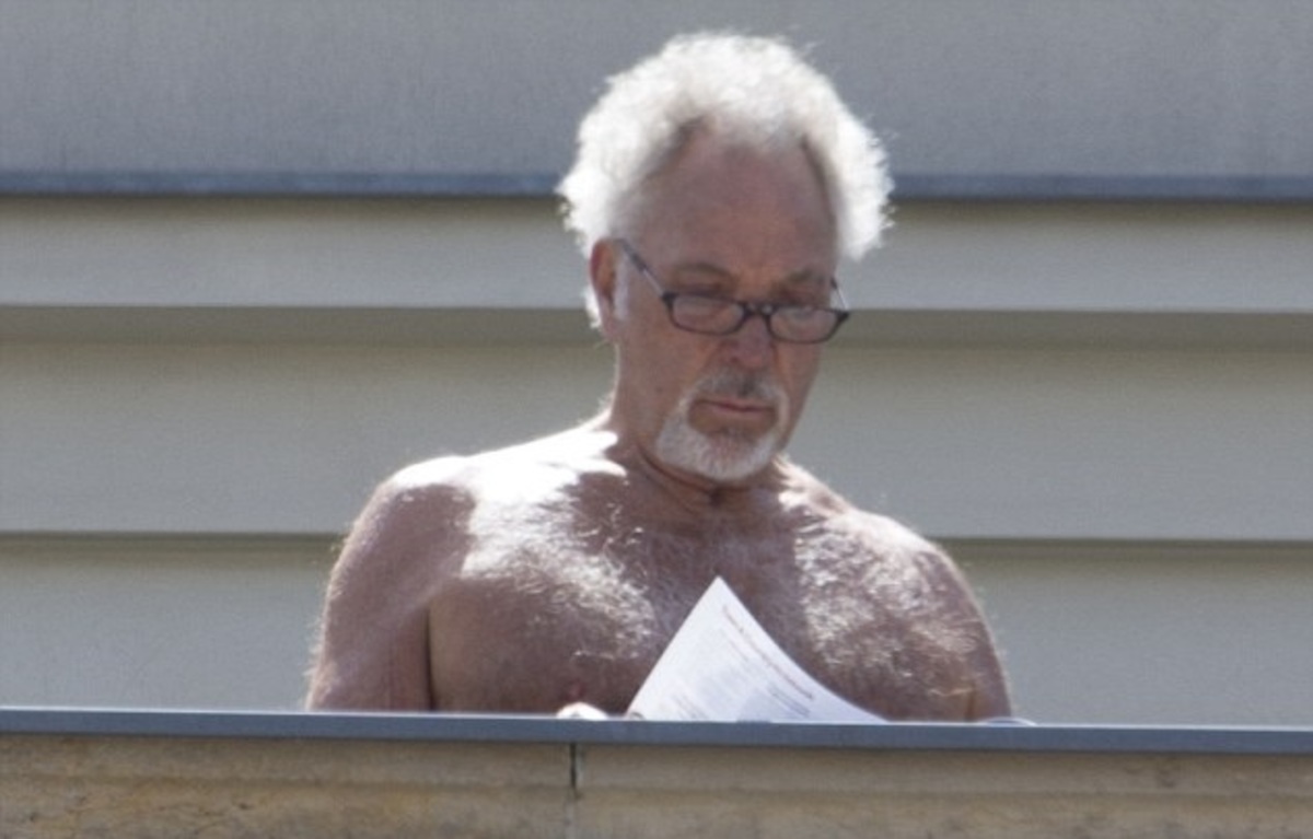 Ο Tom Jones βγήκε στο μπαλκόνι φορώντας μόνο το σλιπάκι του…