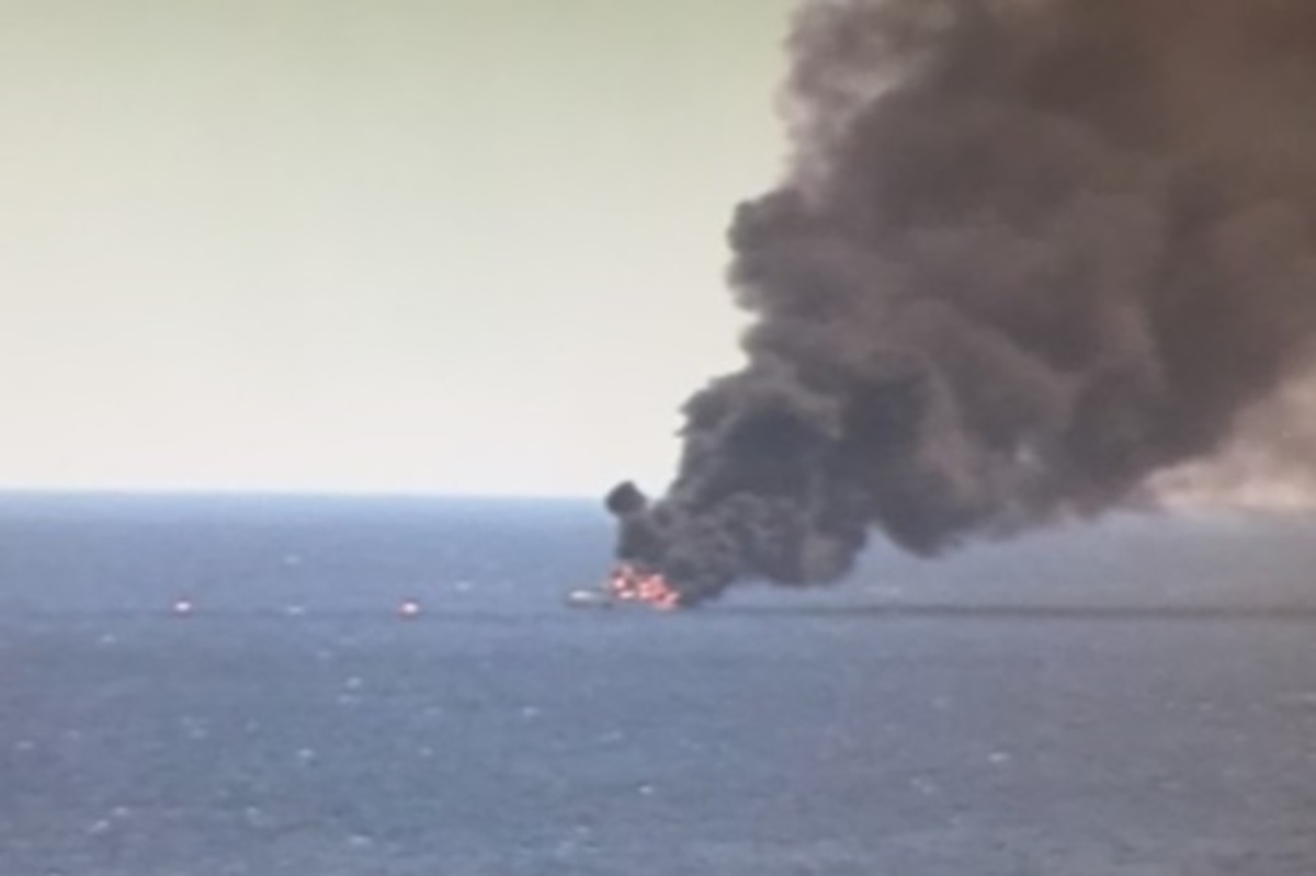 Πλοίο τυλίχθηκε στις φλόγες ανοιχτά του Πειραιά