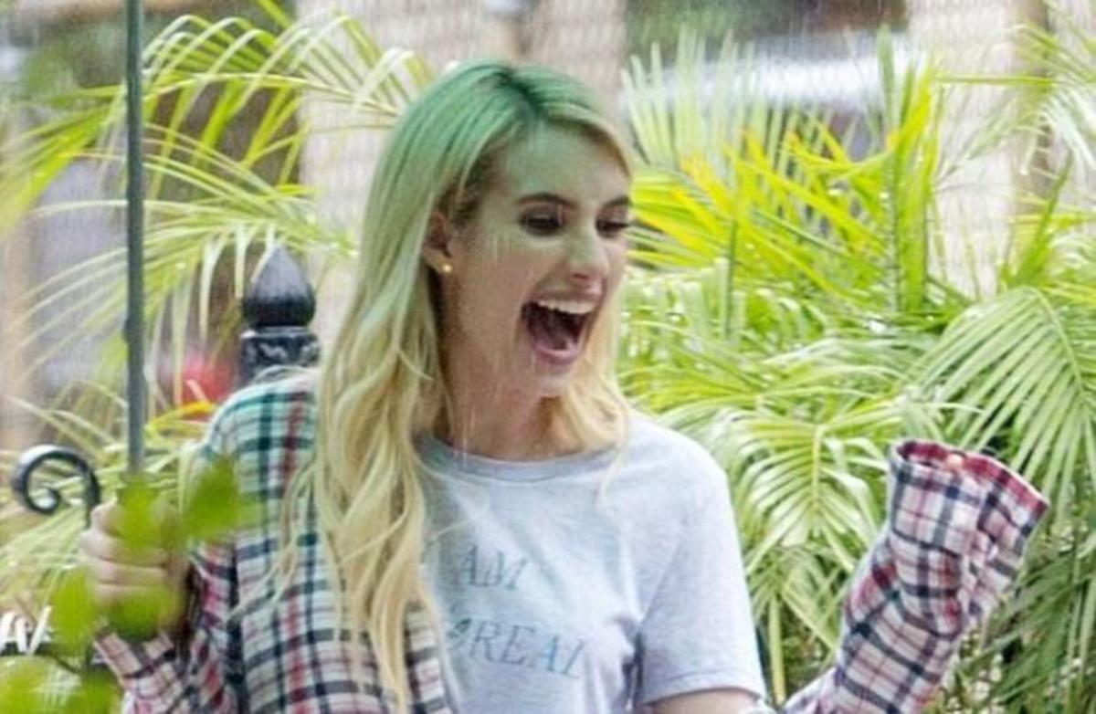 Emma Roberts: Βγήκε χωρίς παντελόνι στη βροχή!