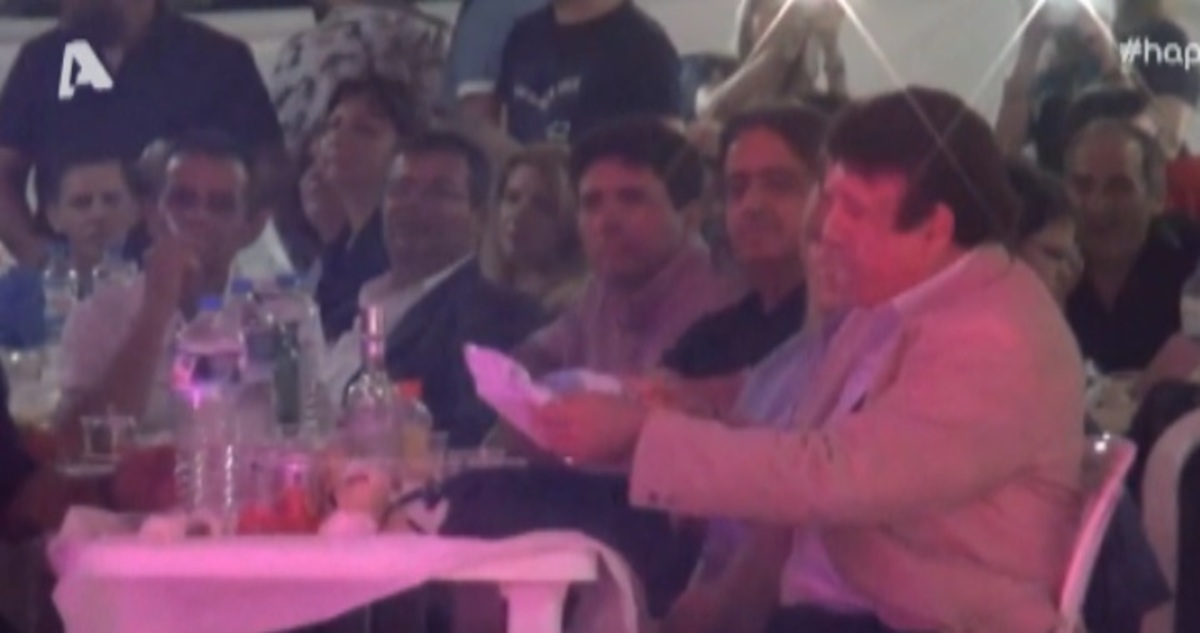 Ελληνοαμερικανός έραινε με δολάρια τον Μάκη Χριστοδουλόπουλο σε πανηγύρι