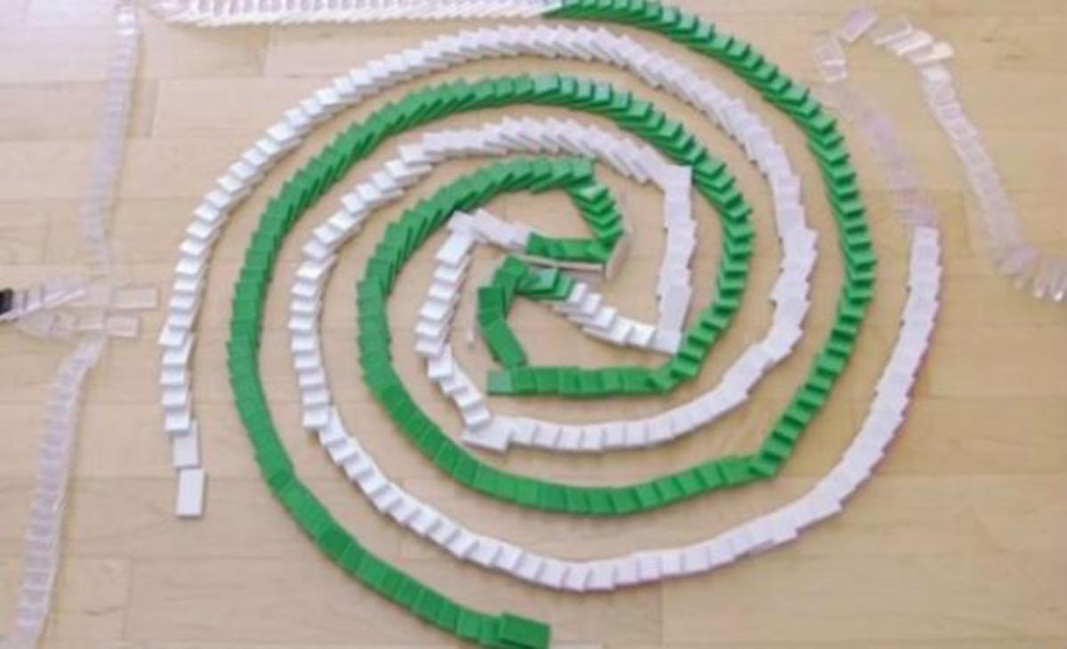 Δείτε πόσες ώρες και πόσα τουβλάκια ντόμινο χρειάστηκαν γι' αυτό το βίντεο!