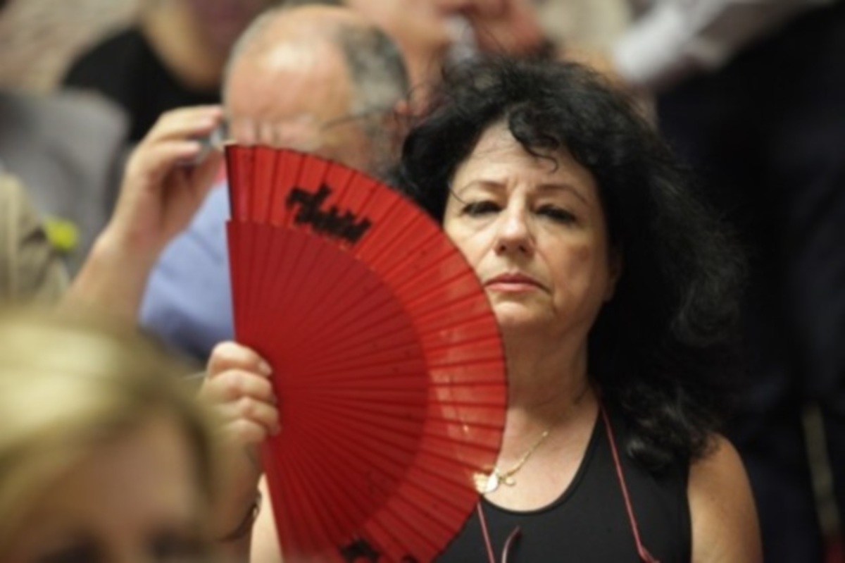 Τα στιγμιότυπα που έκλεψαν την παράσταση στη Βουλή