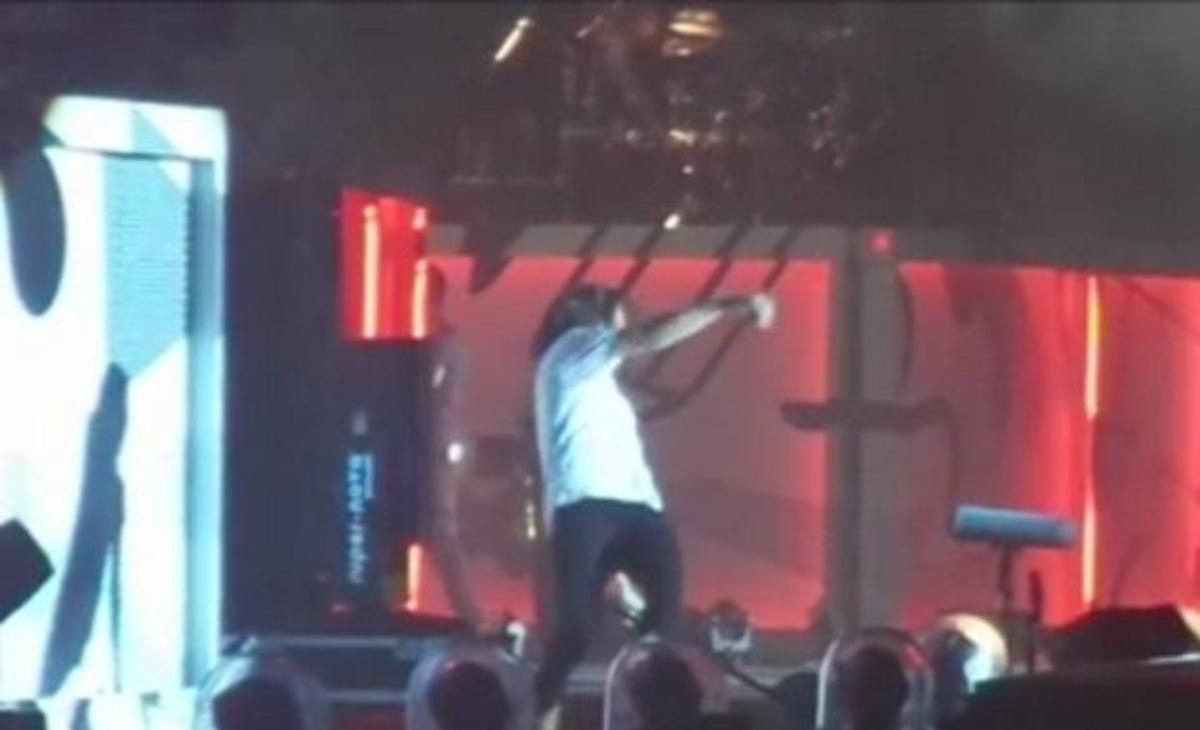 Γνωστός τραγουδιστής έπεσε στην σκηνή την ώρα της συναυλίας!