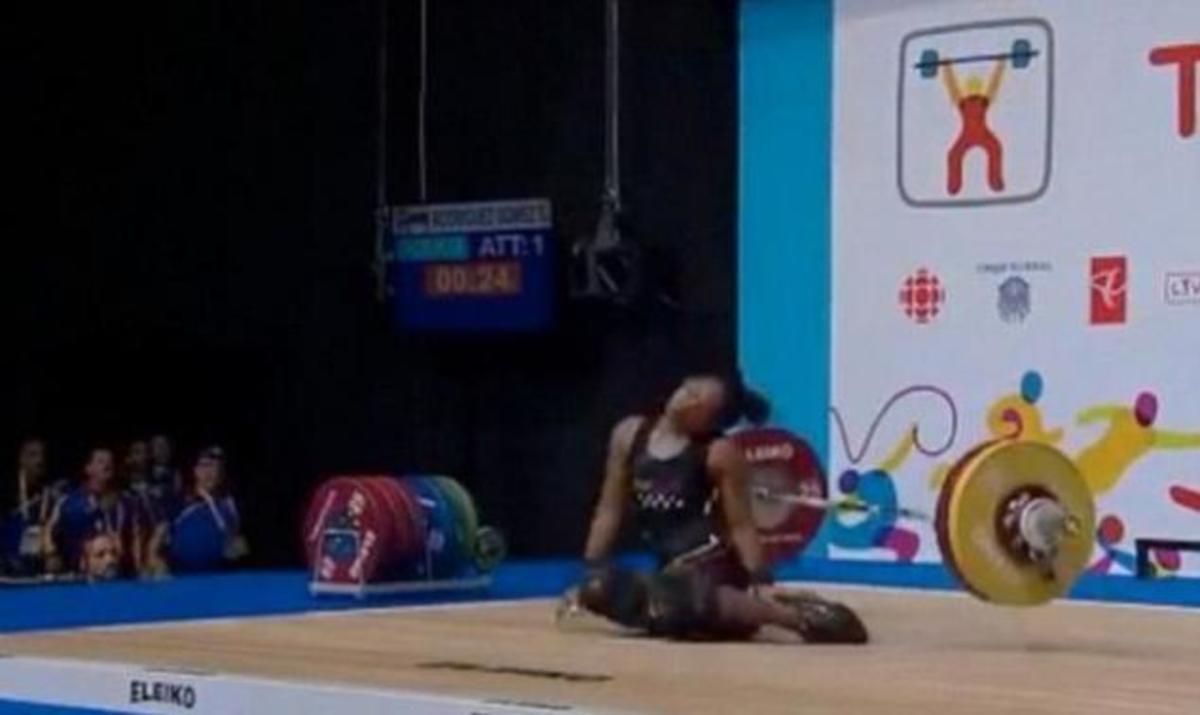 Κατέρρευσε αθλήτρια της άρσης βαρών την ώρα που σήκωνε 106 κιλά!