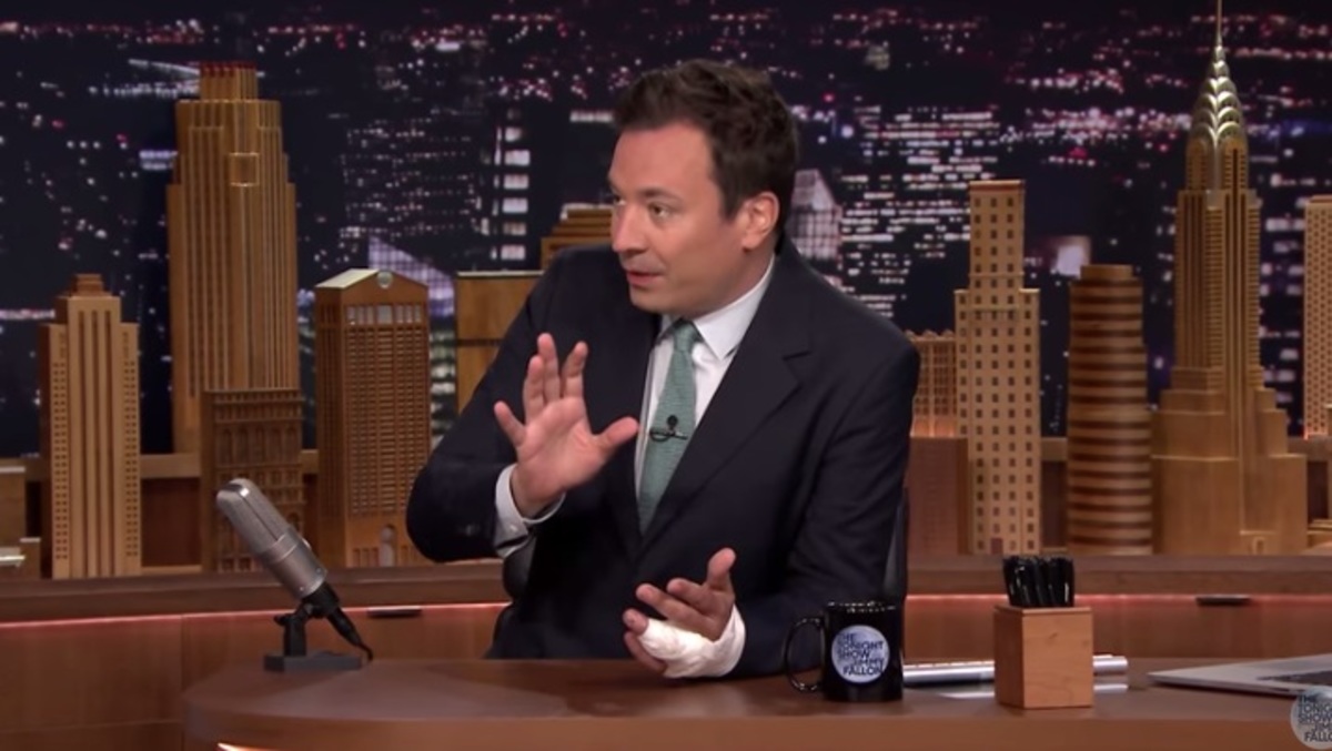 Το ανατριχιαστικό ατύχημα του Jimmy Fallon – Κόντεψε να χάσει το δάχτυλο του!