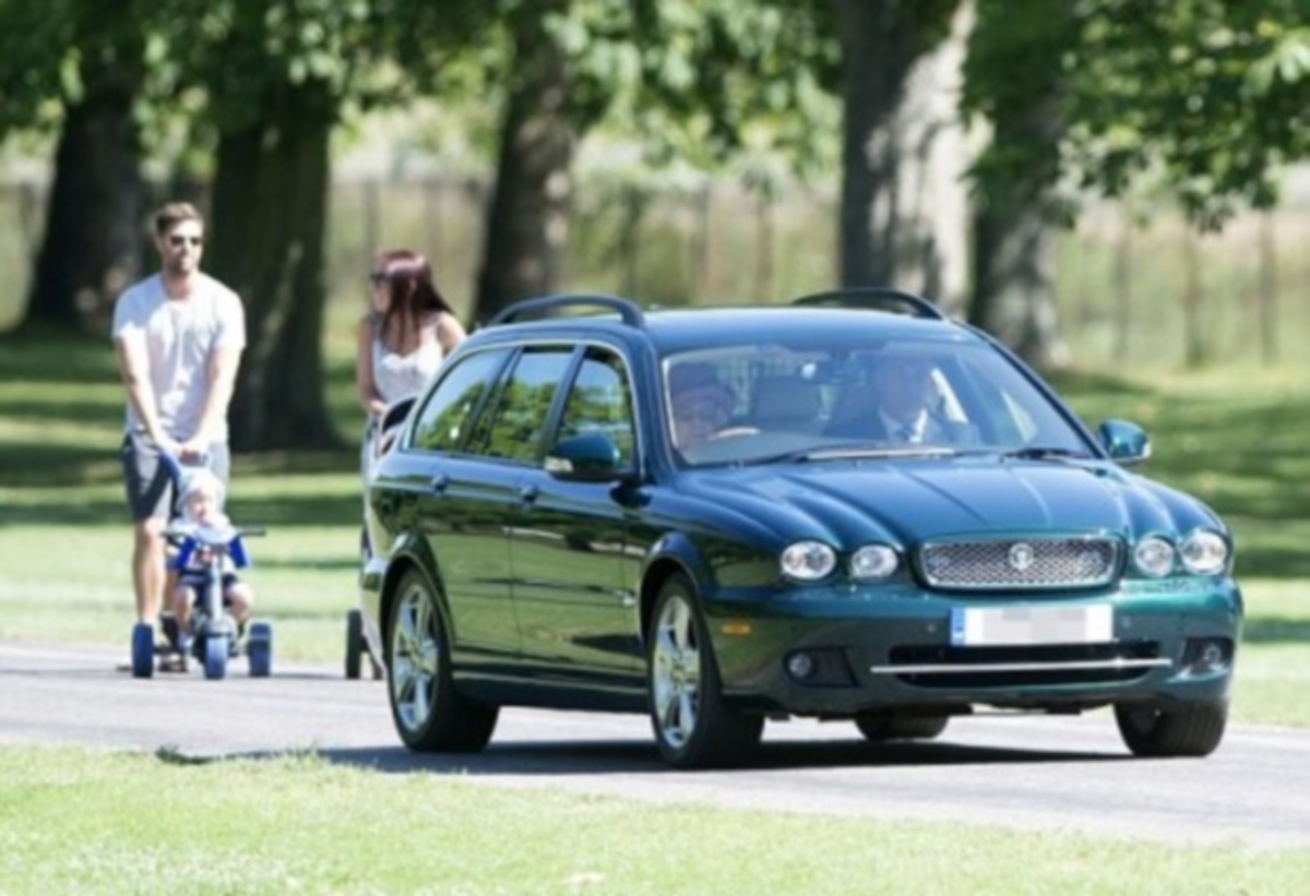 Λίγο έλειψε να τους πατήσει η Jaguar της Βασίλισσας!