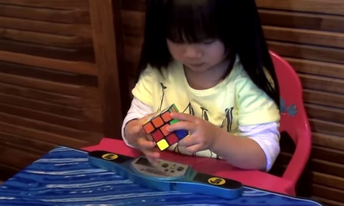 Δίχρονο κορίτσι λύνει τον κύβο του Ρούμπικ σε 70 δευτερόλεπτα!