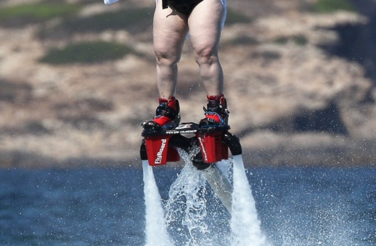 Η ηθοποιός τάραξε τα νερά κάνοντας flyboarding!