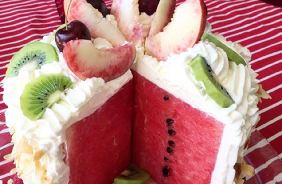 Ο Άκης Πετρετζίκης κάνει… μαγικά με καρπούζι!