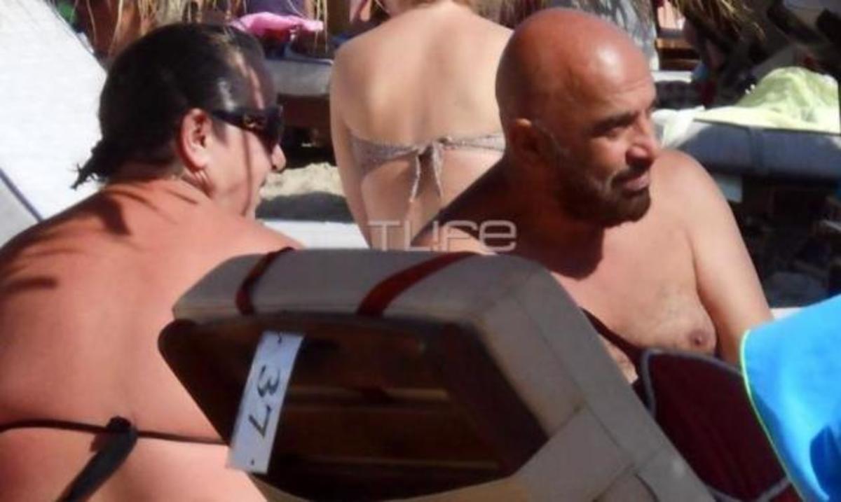 Σπάνια εμφάνιση του Γιάννη Ζουγανέλη με τη σύζυγό του στην παραλία