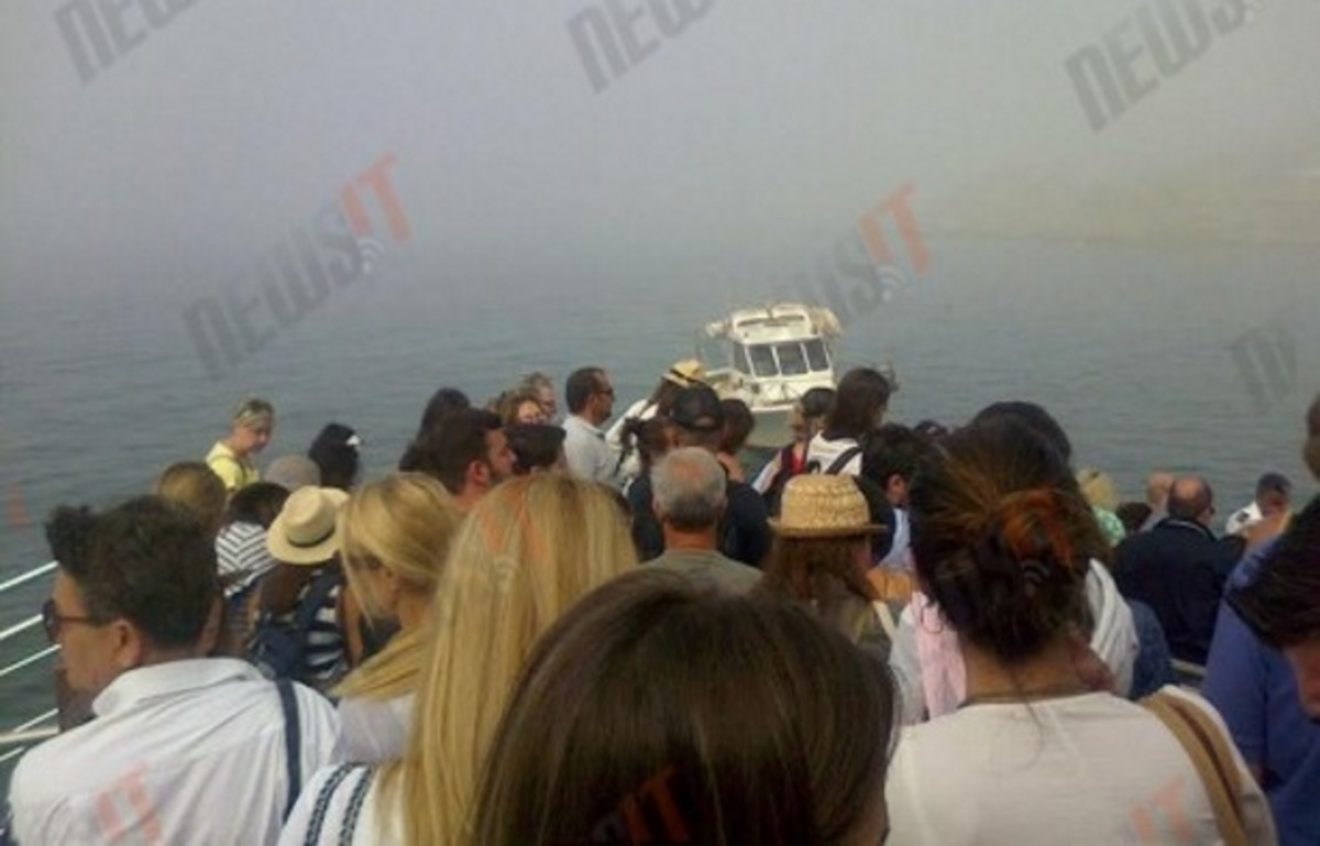 Καταμαράν γεμάτο τουρίστες προσάραξε στα βράχια