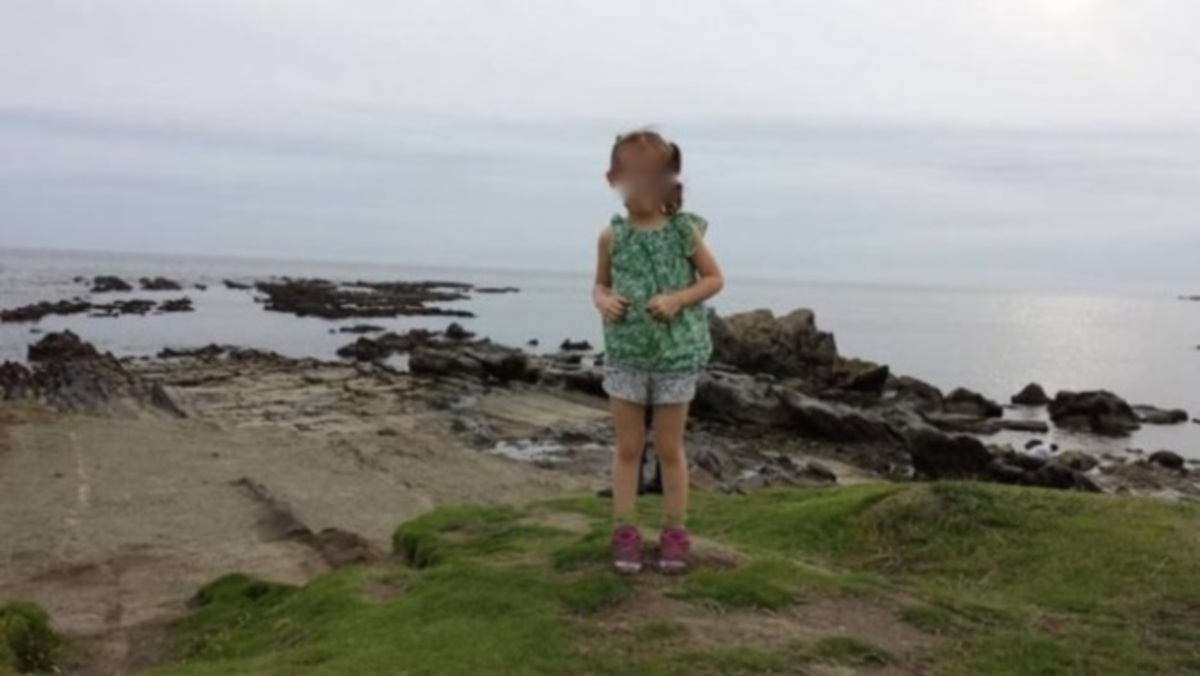 Ανατρίχιασε με αυτό που είδε στα πόδια της κόρης της!