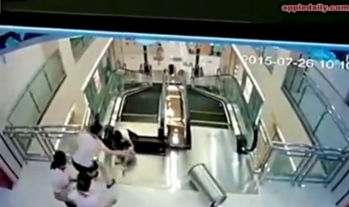 Σοκαριστικό! Κυλιόμενες σκάλες την «καταπίνουν» γυναίκα – Έσπρωξε το γιο της να σωθεί!