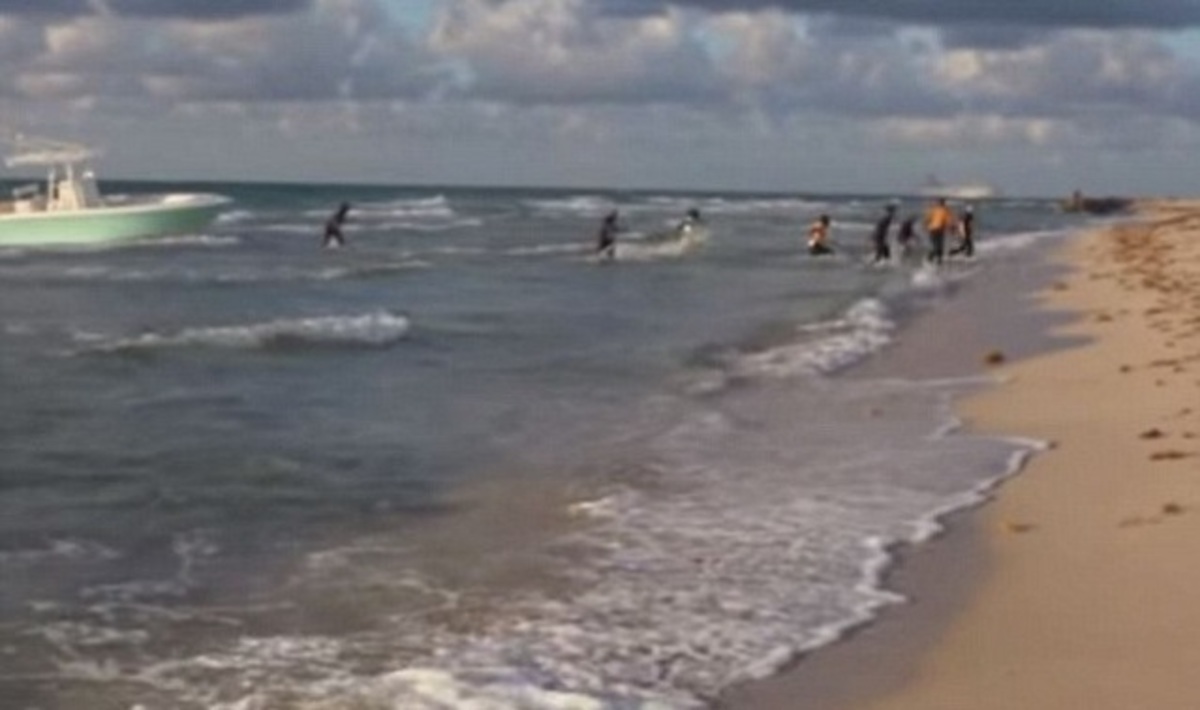 Έκανε φωτογράφιση στην παραλία και πίσω της έκαναν απόβαση παράτυποι μετανάστες!