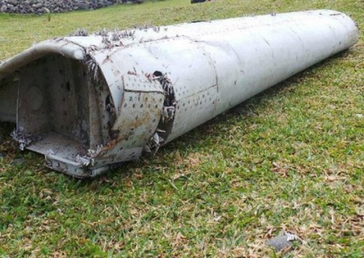 Στο… μικροσκόπιο συντρίμμια αεροσκάφους – Ανήκουν στο Boeing της Malaysia Airlines;