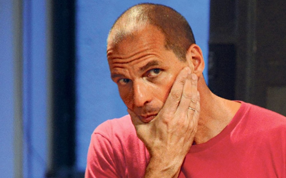 Γιάνης Βαρουφάκης: Γυμναστική στην Αίγινα με κοντό σορτσάκι! – ΦΩΤΟ