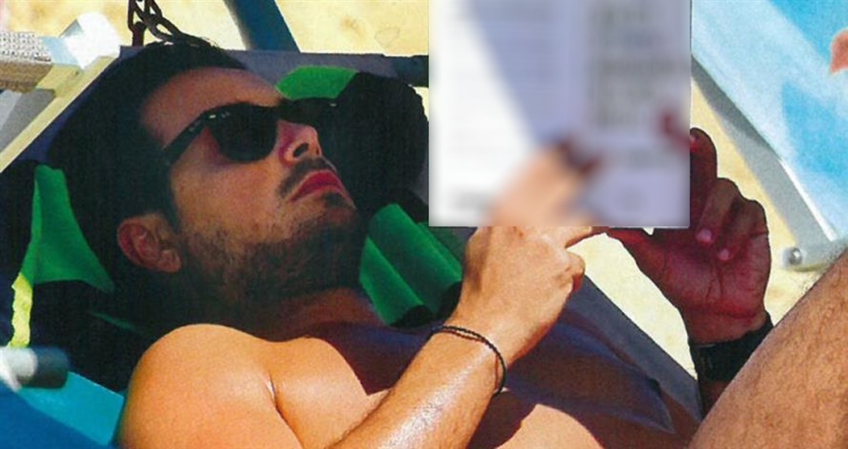 Πέτρος Κουσουλός: Τι διαβάζει στην παραλία;