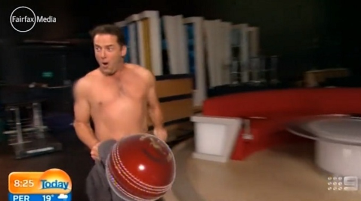 Παρουσιαστής βγήκε ολόγυμνος στο πλατό της εκπομπής του!