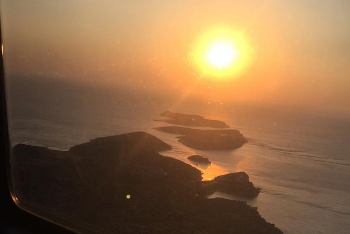 Ελληνίδα παρουσιάστρια πετάει πάνω από το Αιγαίο με ελικόπτερο