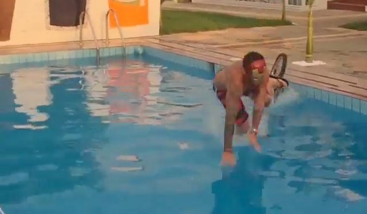 Γιώργος Μαυρίδης: Έπεσε με το ποδήλατο στην πισίνα!