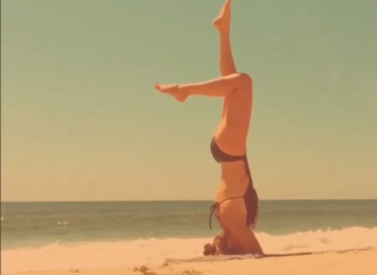 Έκανε yoga πάνω στην άμμο και κόλασε!