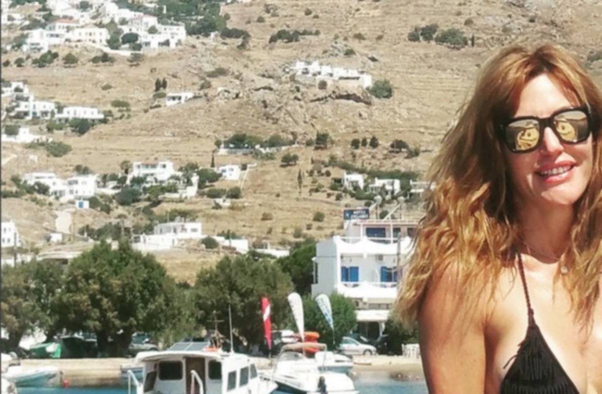 Βίκυ Χατζηβασιλείου: Με λευκό μπικίνι και φόντο τα τυρκουάζ νερά!