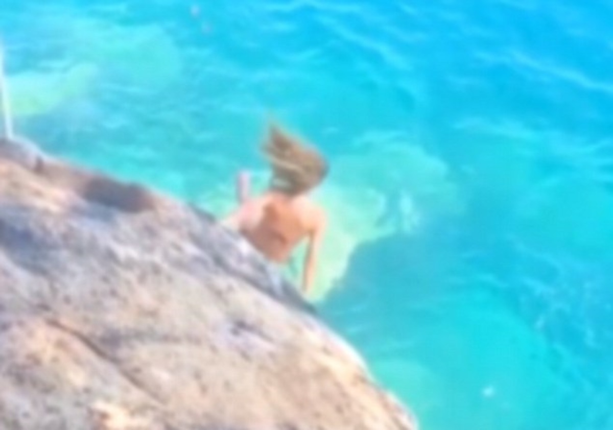 Γλίστρησε στους βράχους την ώρα της βουτιάς η ηθοποιός!