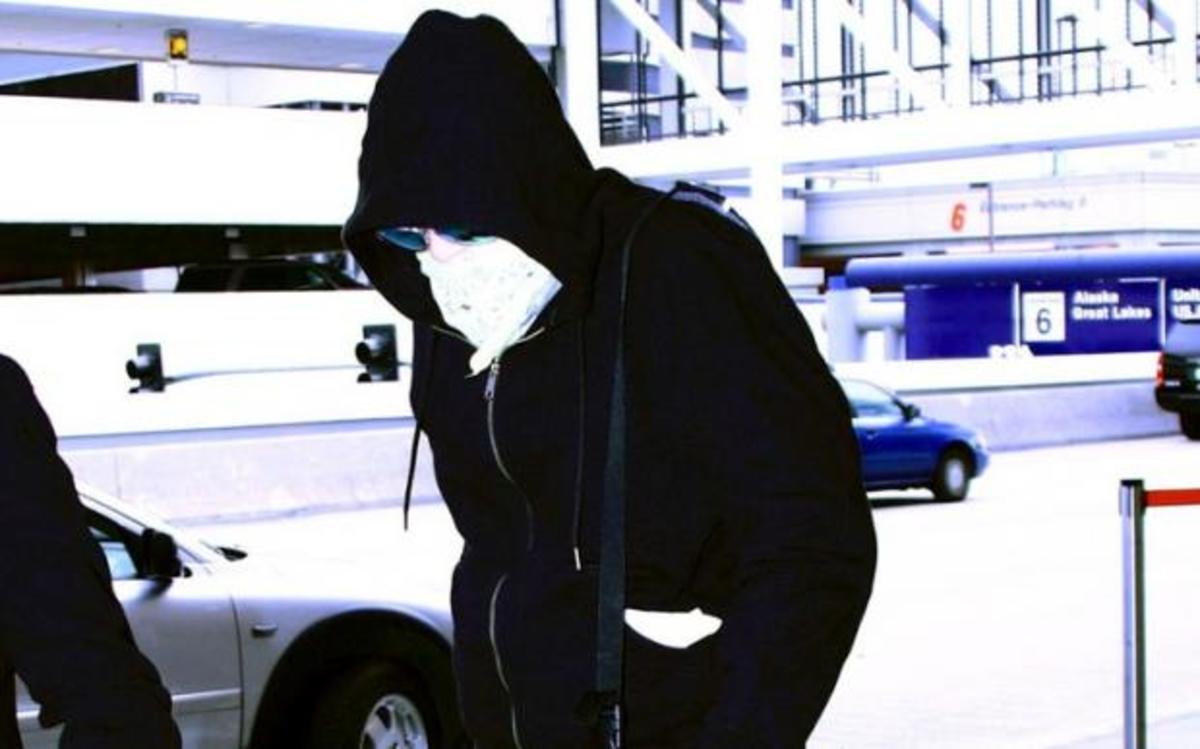 Μυστήριο με την εμφάνιση του ηθοποιού: Με φόρμα και μαντήλι μέσα στο καλοκαίρι!