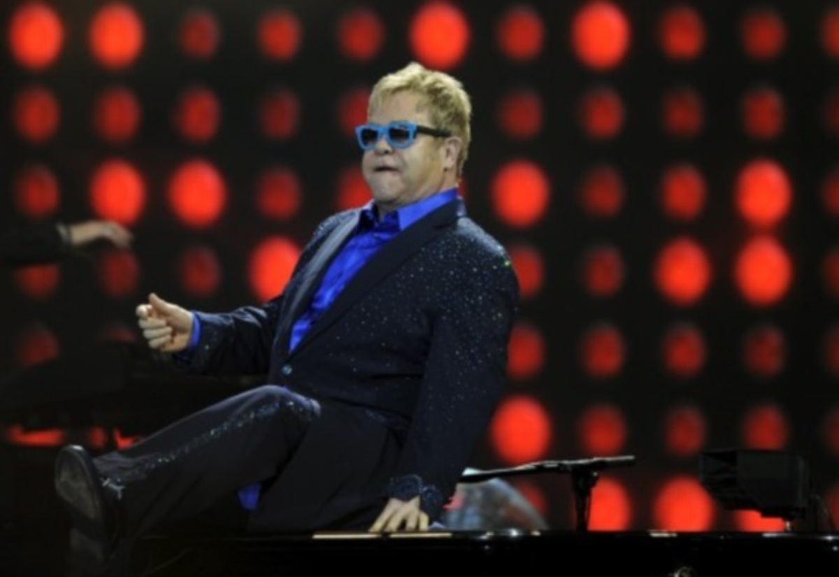 Στα δικαστήρια ο Elton John κατά ΜΜΕ