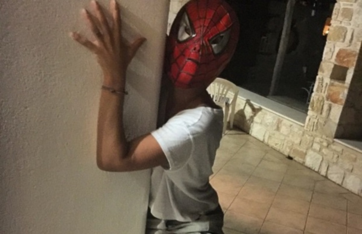 Ντύθηκε Spiderman και γιόρτασε τον Δεκαπενταύγουστο!