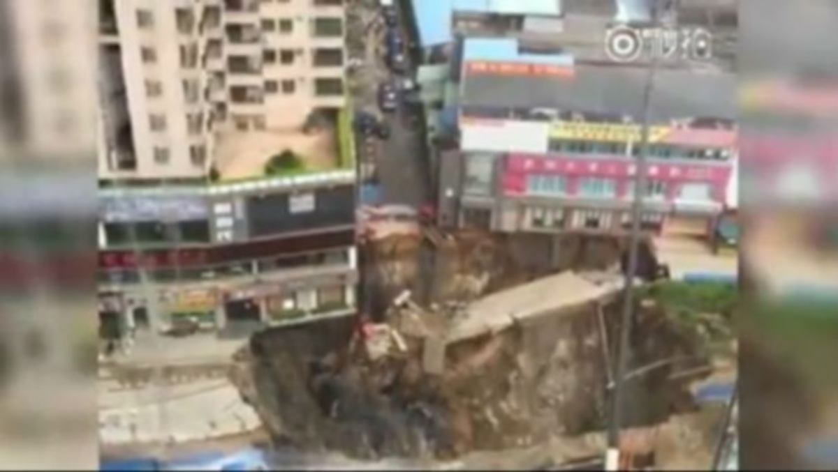 Άνοιξε η γη και τους κατάπιε! ΒΙΝΤΕΟ