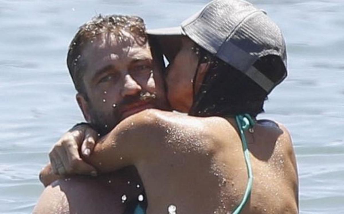 Ο Gerard Butler «ξαναχτυπά»! Τρυφερές στιγμές με τη σύντροφο του στο νερό