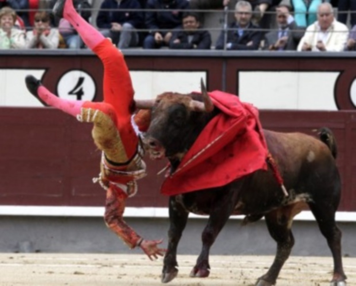 Τρομαχτικό χτύπημα! Τον κάρφωσε μέχρι τη βάση του κρανίου του