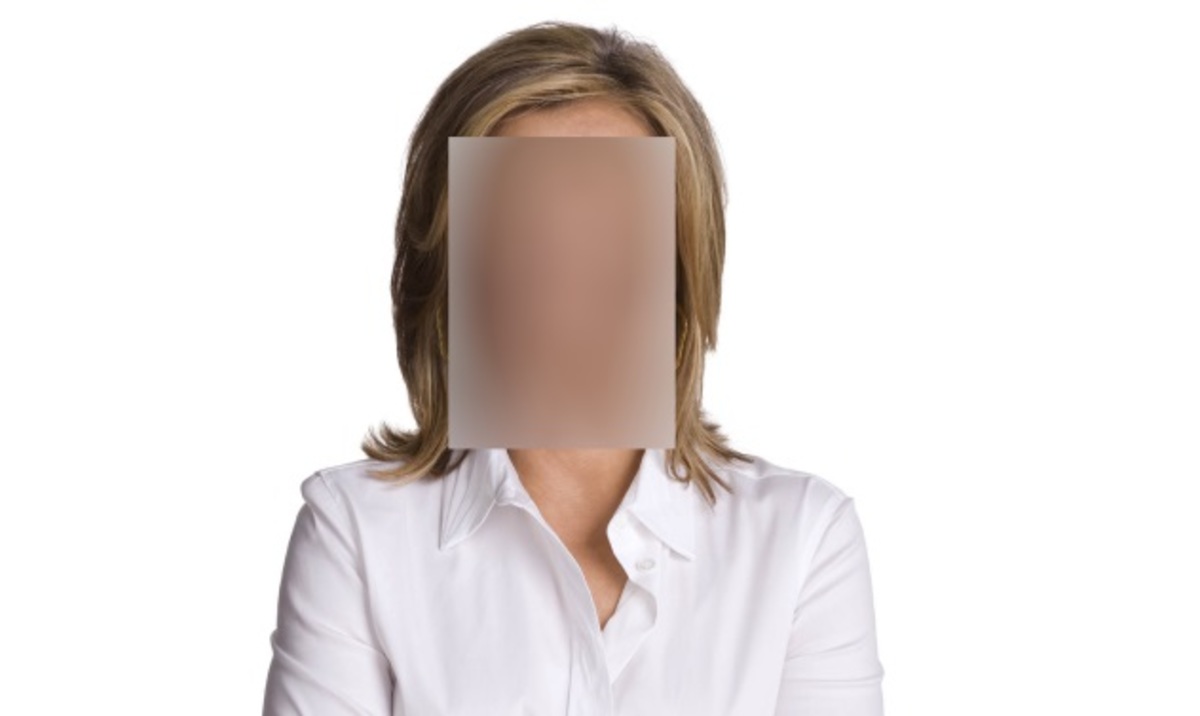 Δημοσιογράφος εμφανίστηκε στην εκπομπή με μαυρισμένο μάτι!