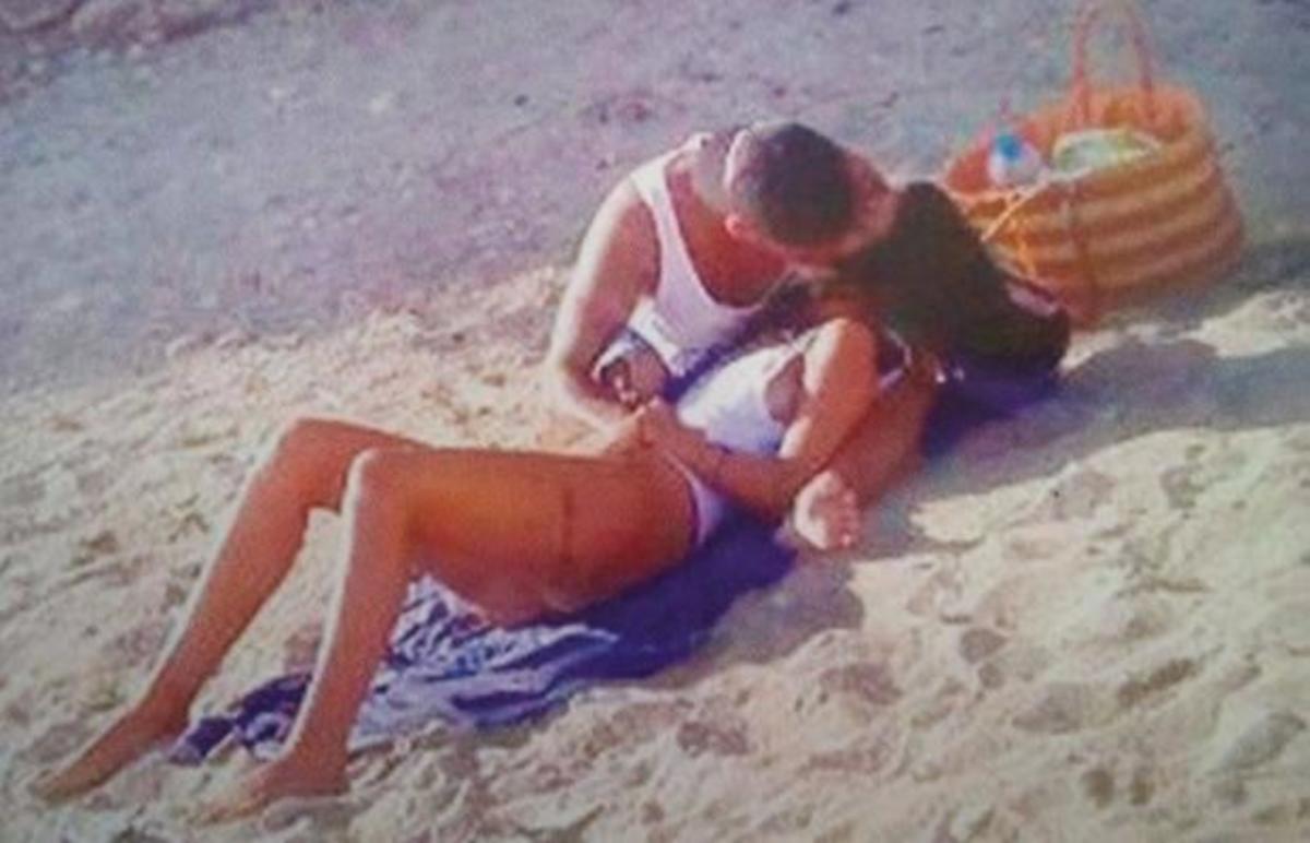 Καυτά φιλιά στην άμμο για το ζευγάρι της ελληνικής showbiz!