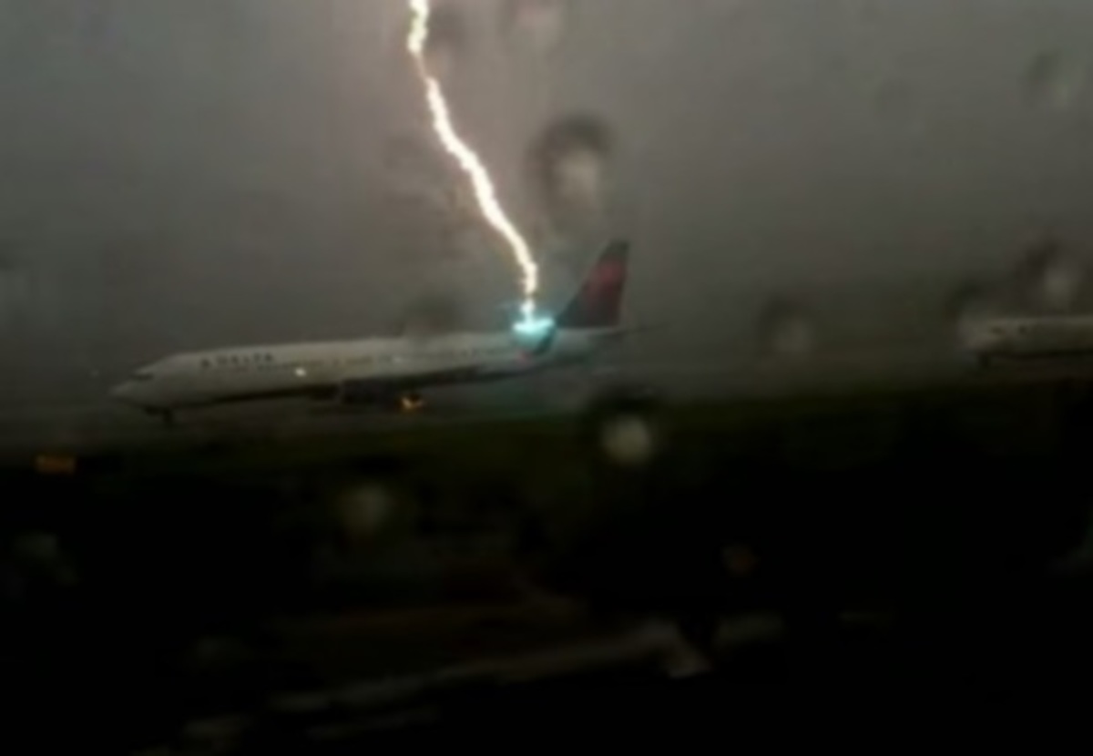 Κεραυνός χτυπάει αεροπλάνο! Δείτε το βίντεο!