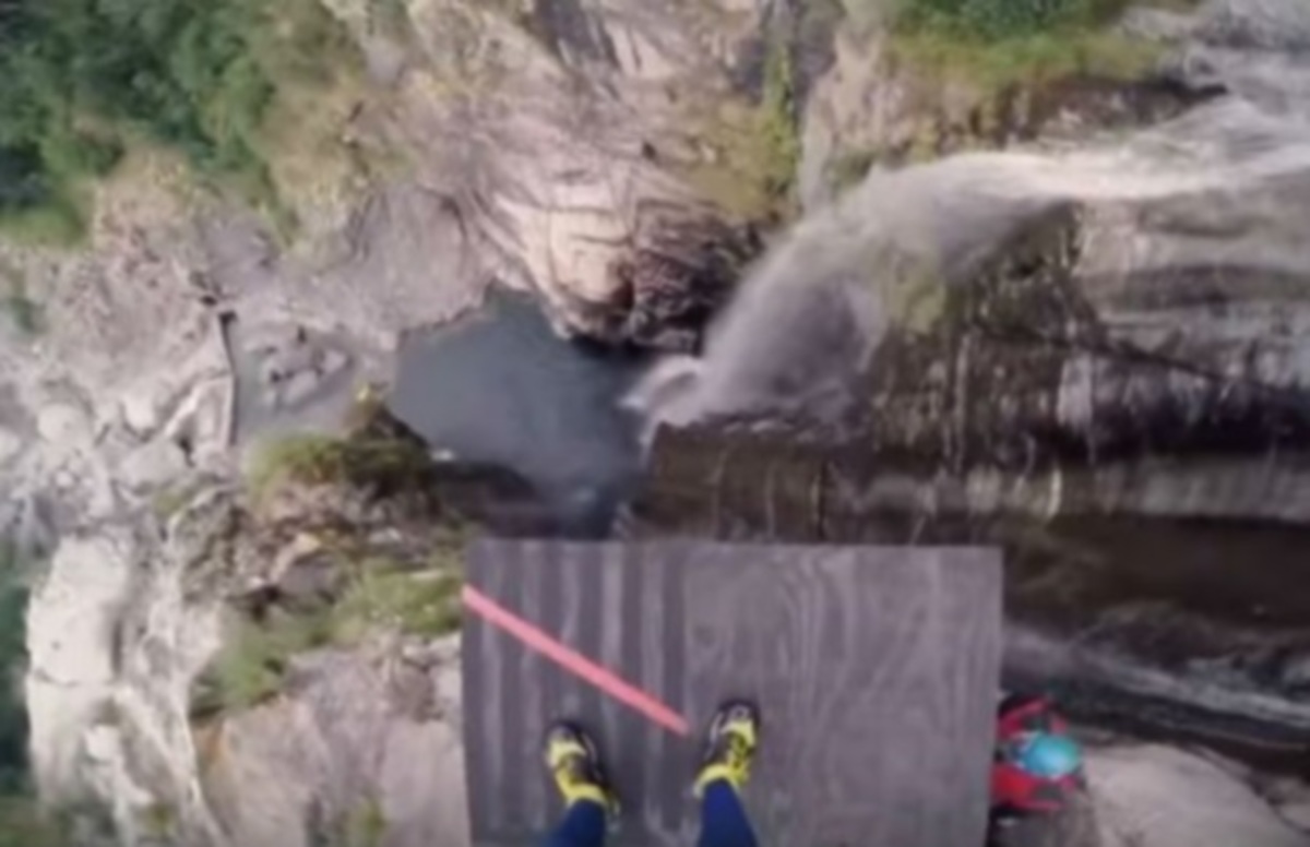 Βίντεο που κόβει την ανάσα! Ελεύθερη πτώση από ύψος 58,8 μέτρων