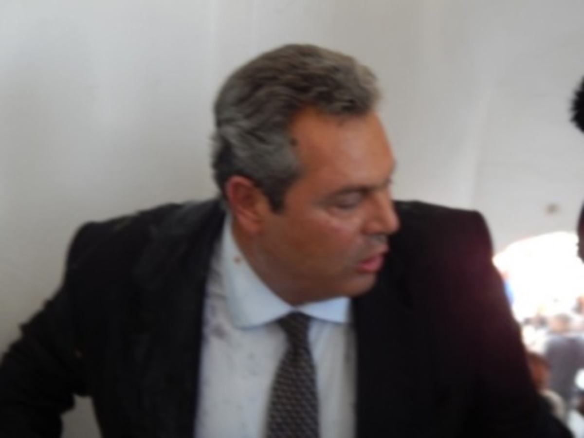 Επιτέθηκαν στον Πάνο Καμμένο με αυγά και μπουκάλια! Βίντεο