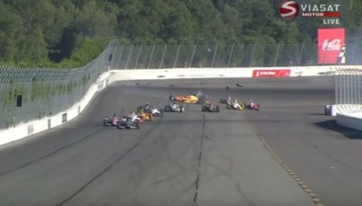 Απίστευτο ατύχημα – Χτυπήθηκε στο κεφάλι από κομμάτι που έφυγε από το μονοθέσιο του αντιπάλου του!