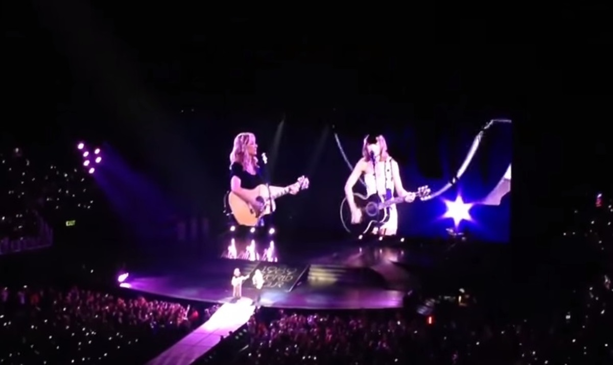 H Taylor Swift και η Lisa Kudrow τραγουδούν το «Smelly Cat» από τα «Φιλαράκια»