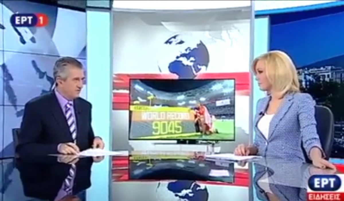 Φλέρταρε την παρουσιάστρια της ΕΡΤ στον αέρα του δελτίου ειδήσεων!