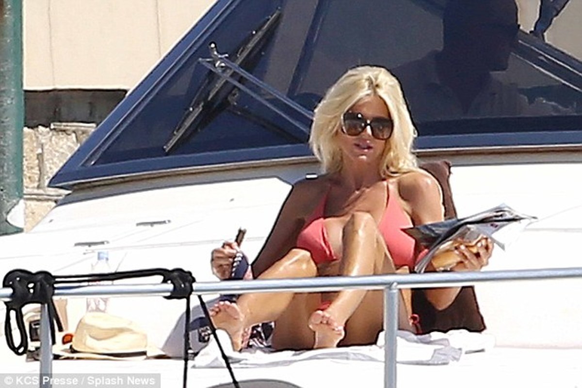 Victoria Silvstedt: Απίστευτη στα 40 της με κοραλί μπικίνι