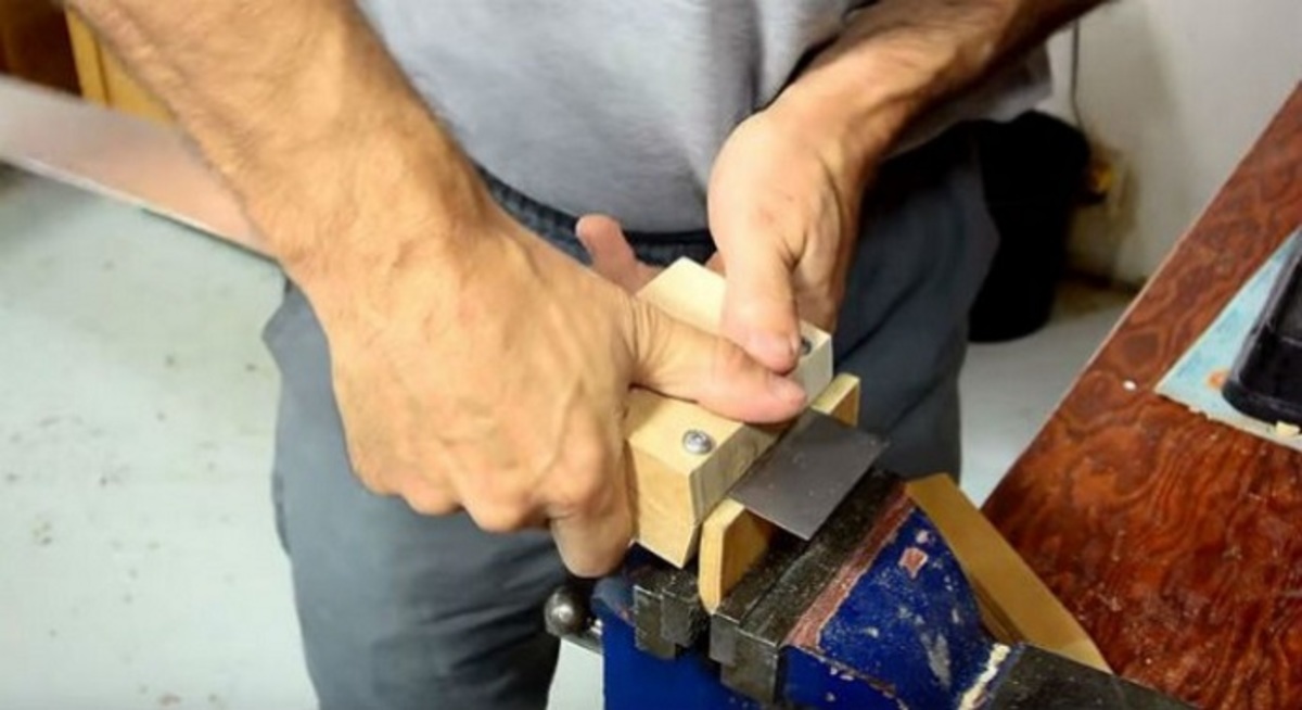 Δεν φαντάζεστε τι μαχαίρι έφτιαξε για να κόβει το κέικ!