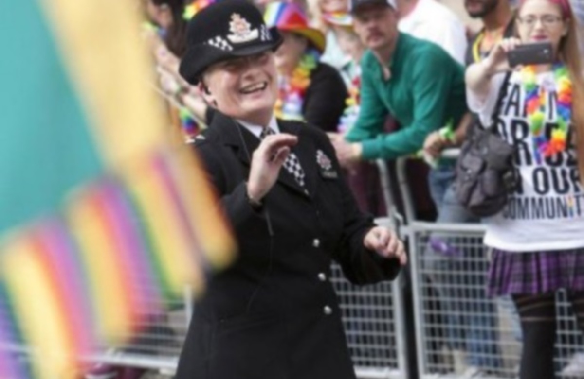 Η …χορευταρού αστυνομικός που ξετρέλανε τον κόσμο με τις φιγούρες της