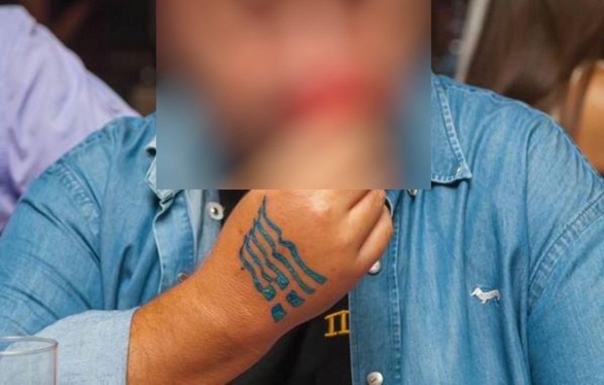 Γνωστός τραγουδιστής έκανε τατουάζ την ελληνική σημαία και ετοιμάζεται να «χτυπήσει» και τον Χριστό