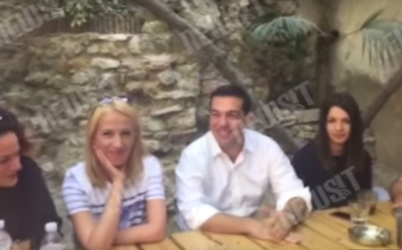 Εκλογές 2015: Ο Αλέξης Τσίπρας με διάθεση για αστεία λίγες ώρες πριν τις εκλογές