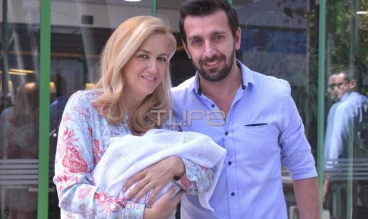 Θάνος Πετρέλης – Σοφία Μοσχοπούλου: Η έξοδος από το μαιευτήριο με τη μπέμπα τους