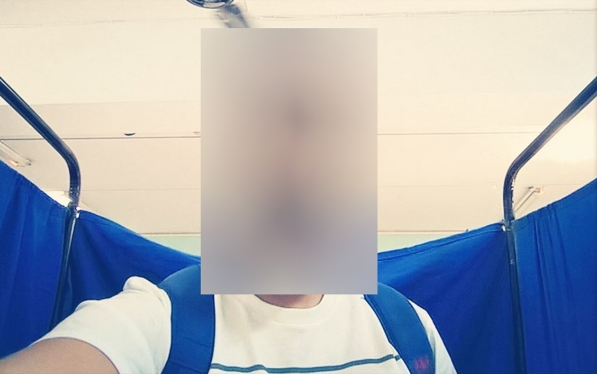 Εκλογές 2015: Ψήφισε νωρίς βγάζοντας selfie μέσα στο παραβάν!